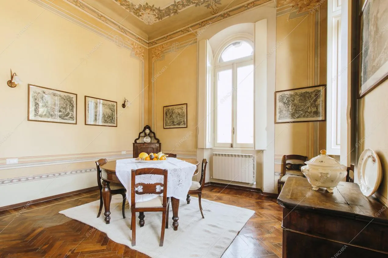 Sala da pranzo con mobili d'epoca e soffitti affrescati