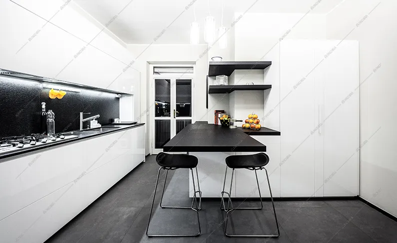 Cucina bianca a muro, tavolo in legno nero, pavimento nero