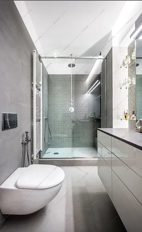 Bagno su toni grigi con sanitari rialzati e grande box doccia 
