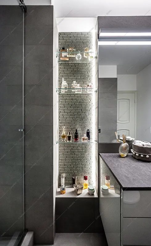Ripiani in vetro con illuminazione in bagno