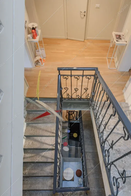 Vano scala della villa Kharan, location in stile contemporaneo a Milano