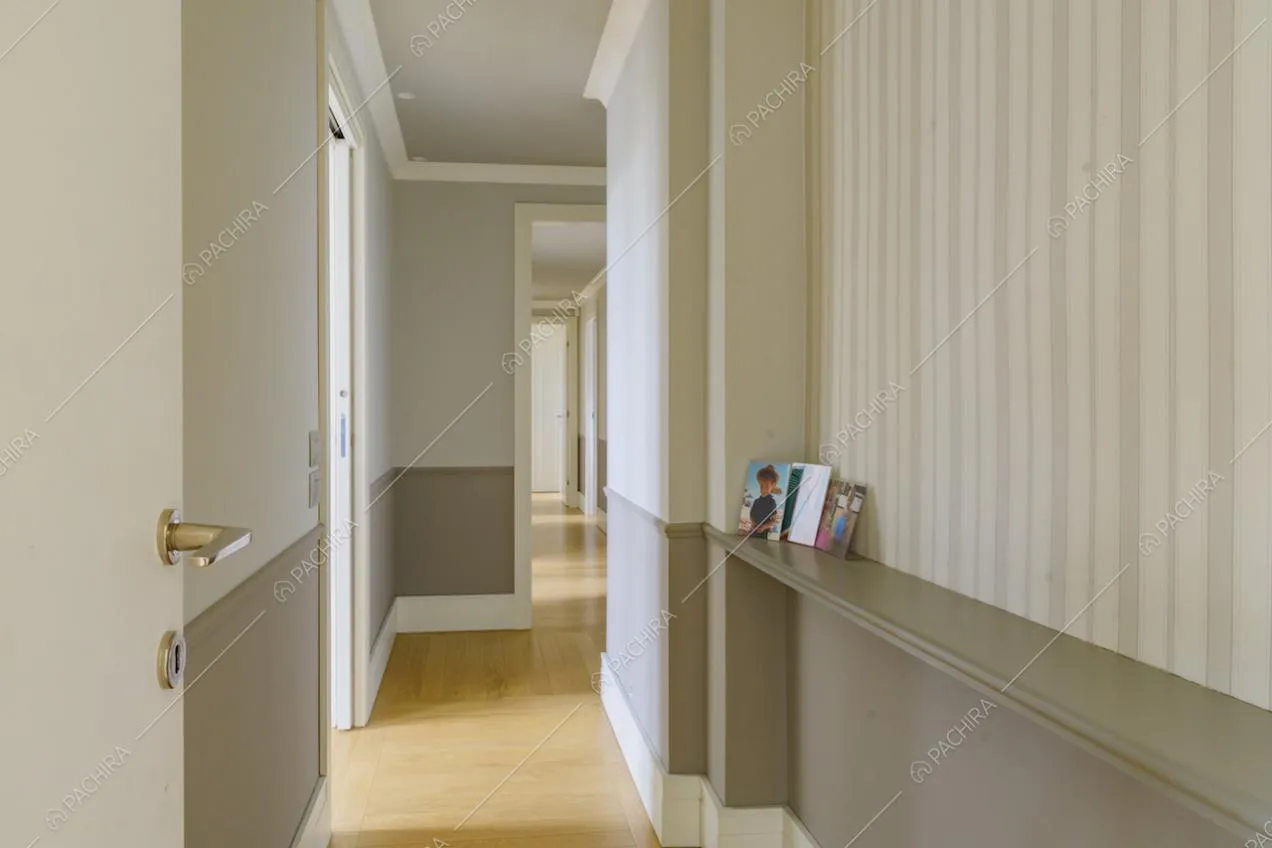 Corridoio con pavimento in parquet, carta da parati e pareti marroni e grigie