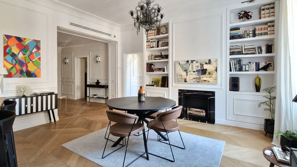 LIbrerie con boiserie e camino nella sala dell'appartamento Barents, location in stile contemporaneo a Roma