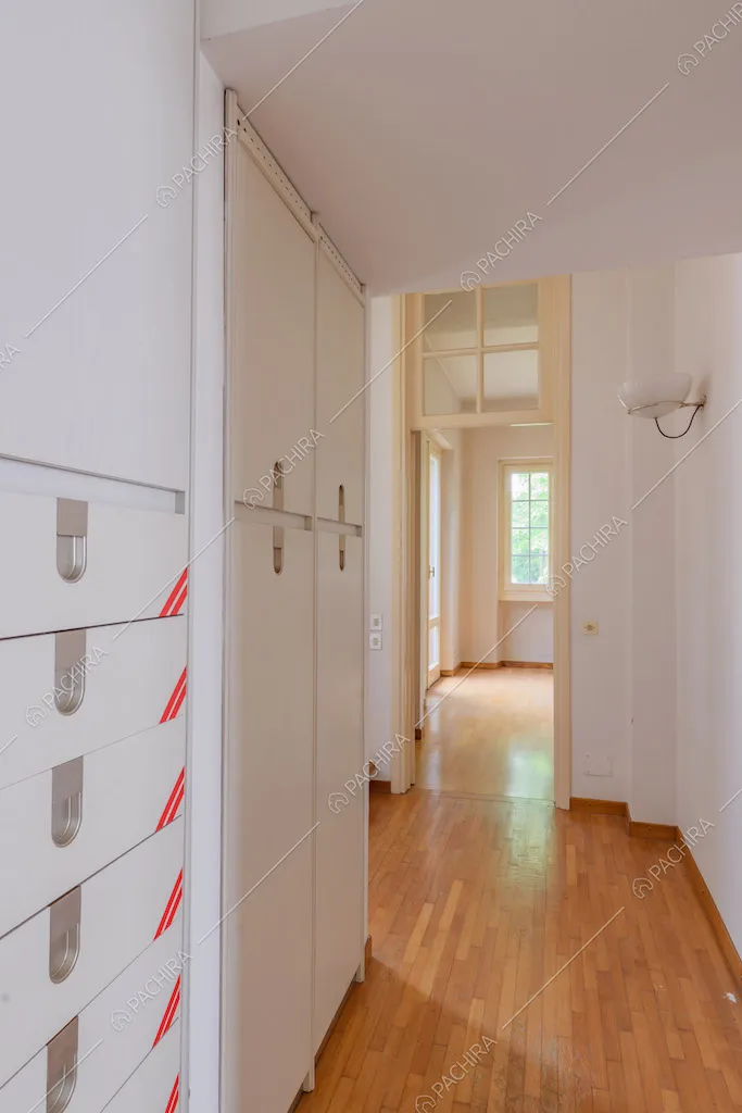 Armadi bianchi a muro e pavimento in parquet