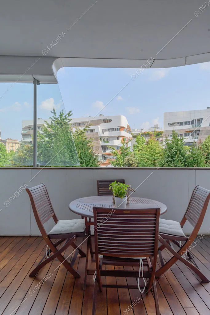 Tavolino e sedie da esterni sulla terrazza coperta con vista sullo skyline
