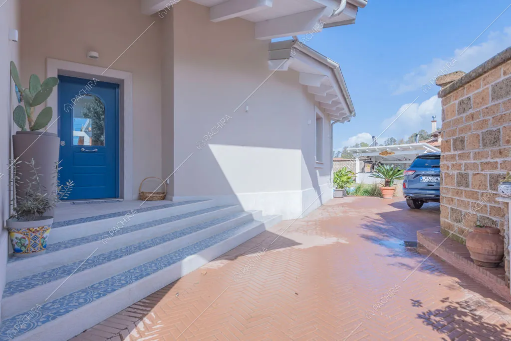 Ingresso con scale della villa Colchito, location in stile contemporaneo a Roma