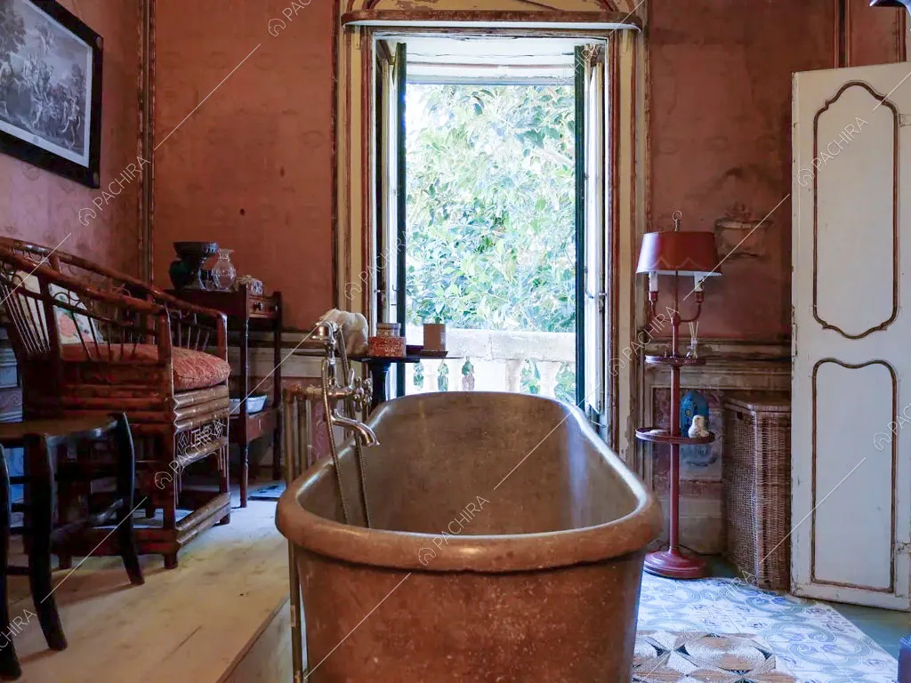 Vasca da bagno in marmo della villa Tanami, location in stile classico a Palermo