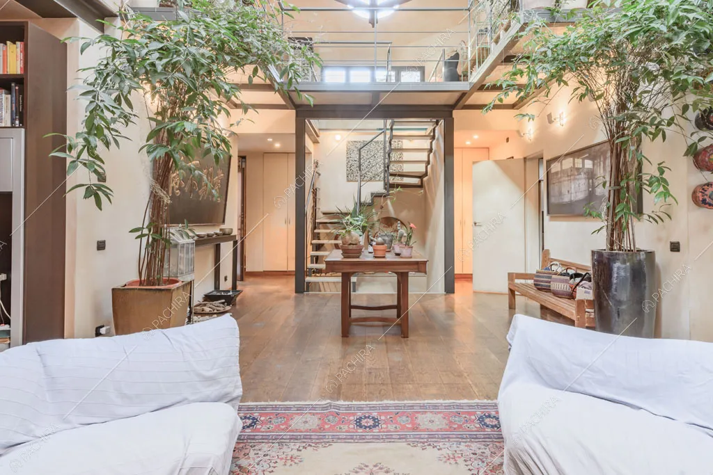 Zona living con pavimento in parquet del loft Mindanao, location in stile contemporaneo a Milano