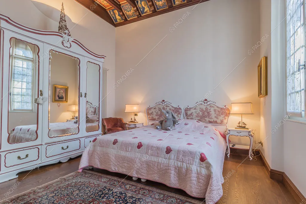 Camera da letto con soffitto a cassettoni della dimora storica Chewe, location in stile contemporaneo a Lecco