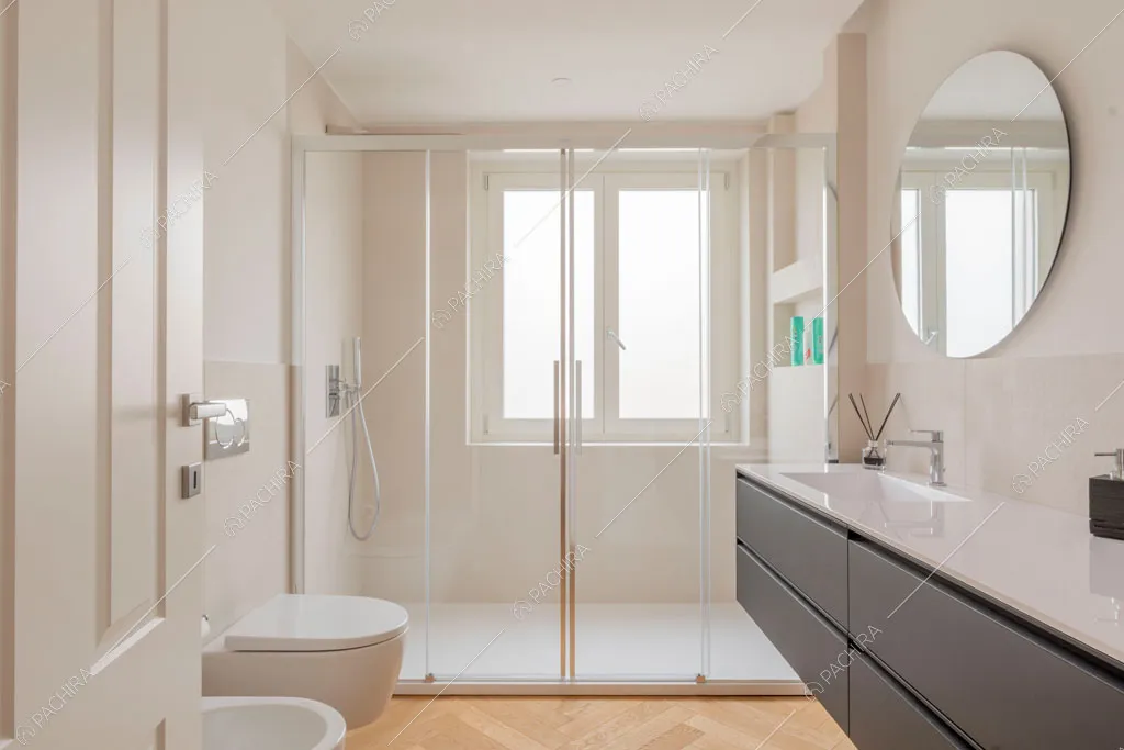 Luminoso bagno della villa Murray, location in stile contemporaneo a Roma
