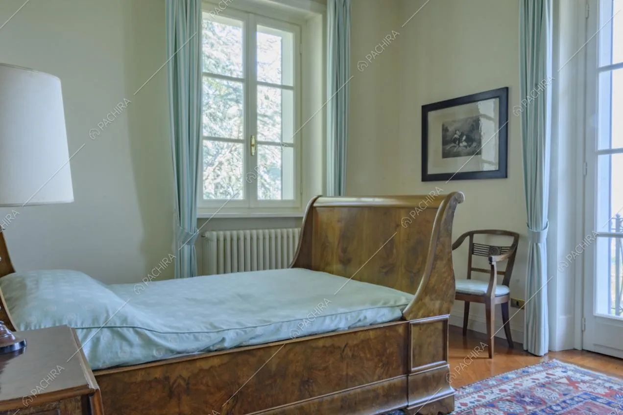 Letto a barca antico con struttura in legno