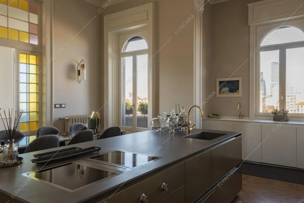 Luminosa cucina con isola centrale e fornelli a induzione