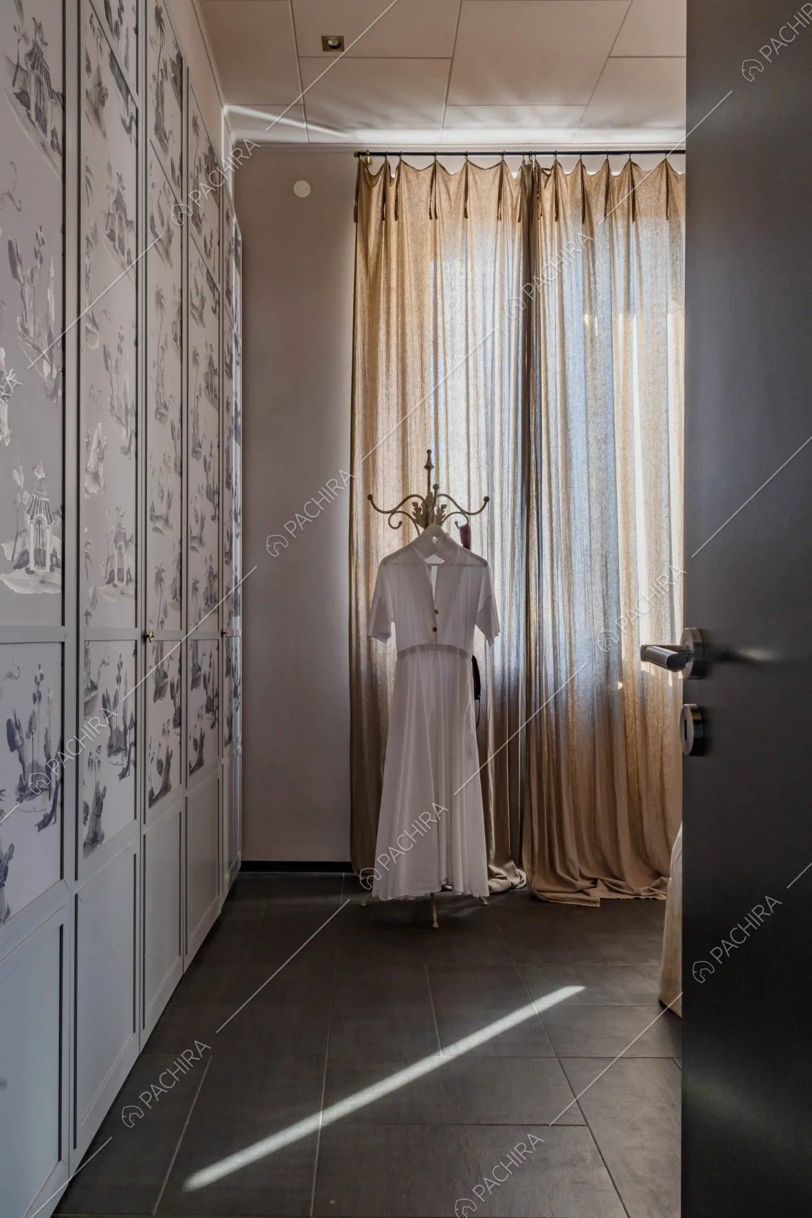 Ingresso della camera da letto con carta da parati, pavimento nero in gres e vetrate