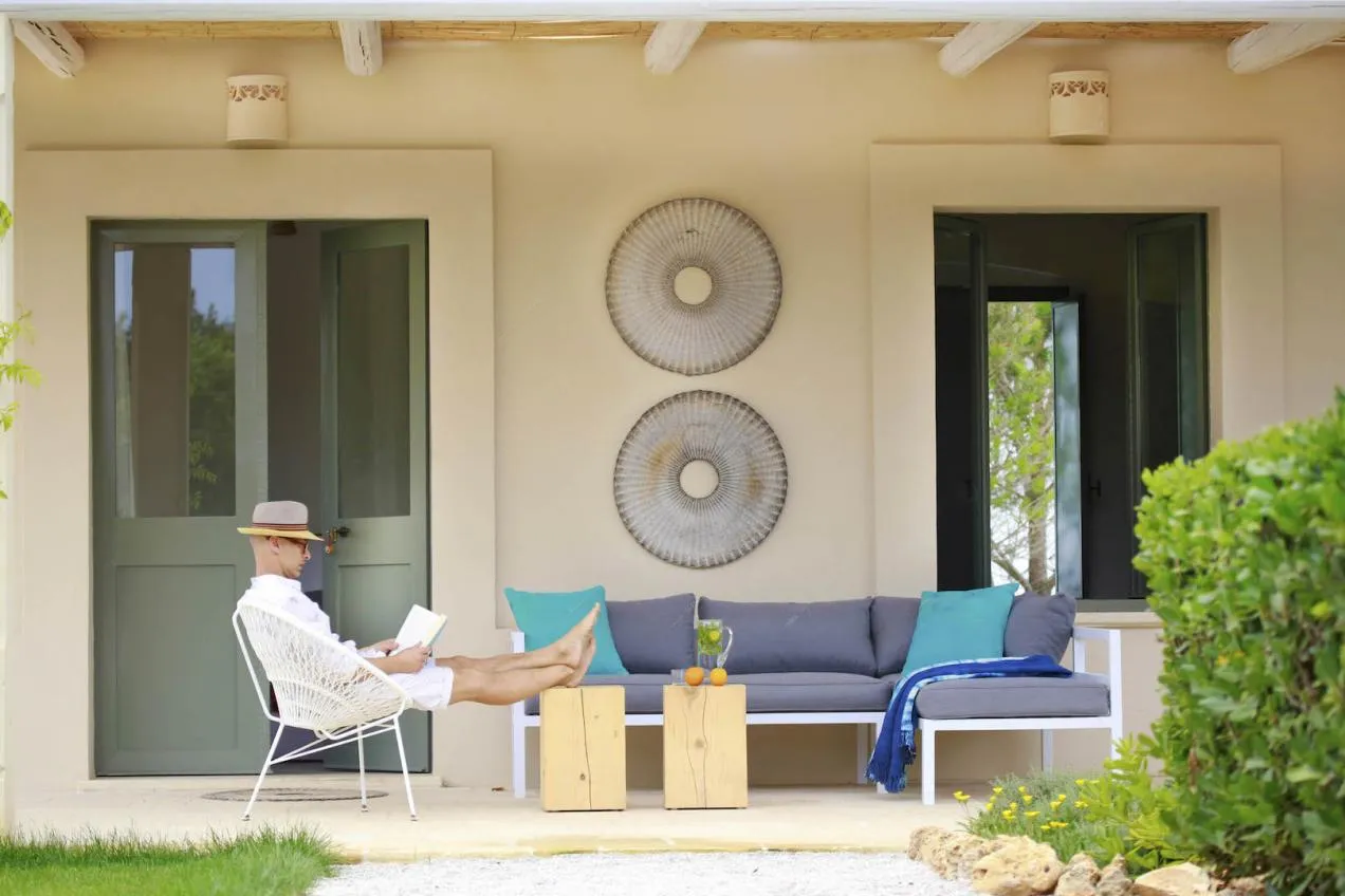 Portico con travi a vista sul soffitto e porte-finestre verdi