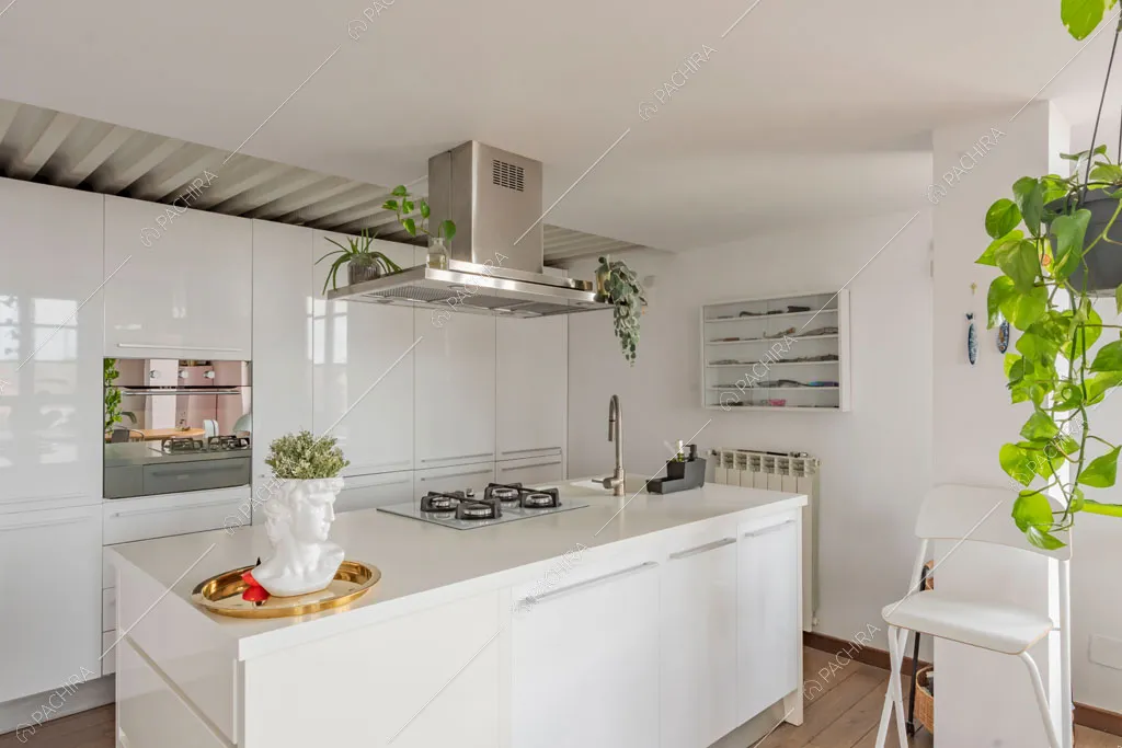 Cucina a isola del loft Cardamomo, location in stile contemporaneo a Milano