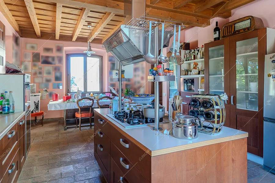 Cucina a isola della villa Rhone, location in stile rustico a Lecco