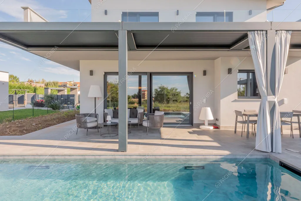 Piscina della villa Warta, location in stile contemporaneo a Monza