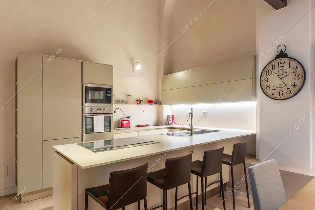 Penisola con fornelli a induzione del loft Sabbia, location in stile moderno a Roma
