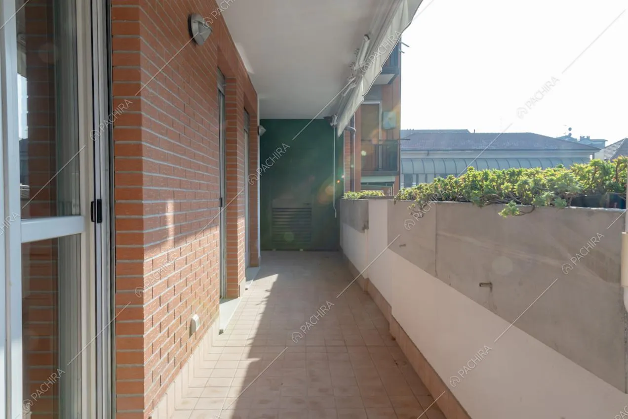 Lungo balcone piastrellato e pareti in mattoni
