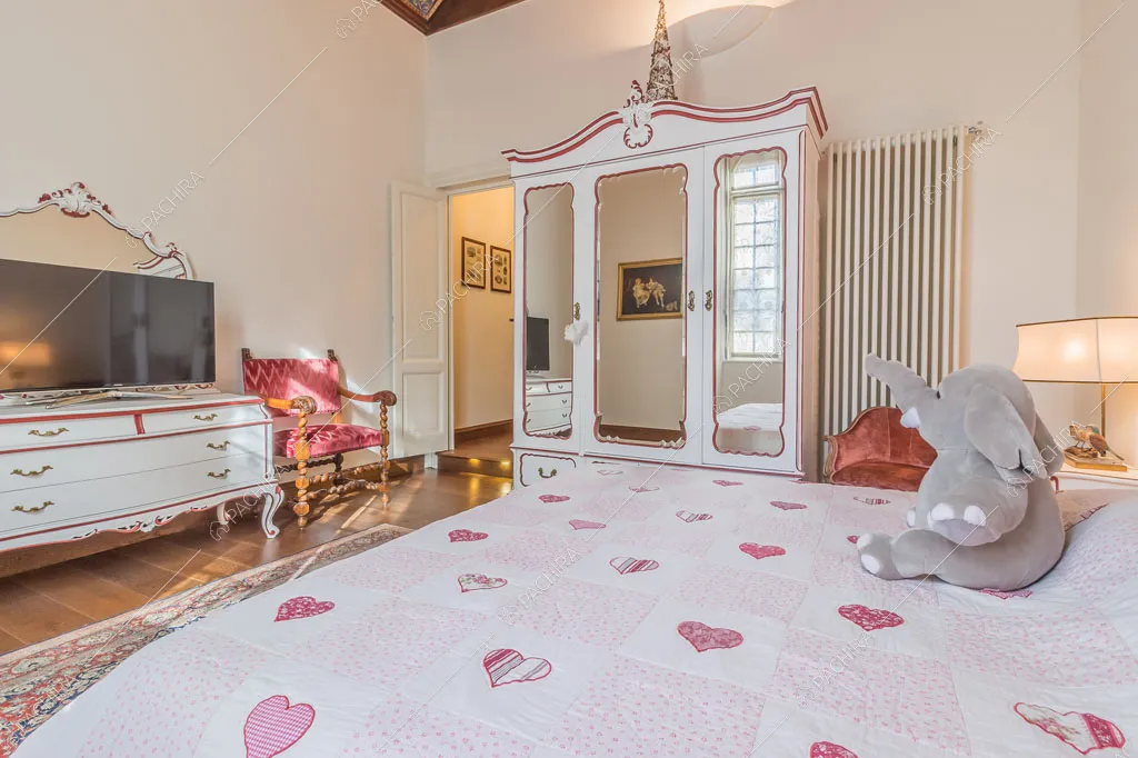 Letto matrimoniale nella camera della dimora storica Chewe, location in stile contemporaneo a Lecco
