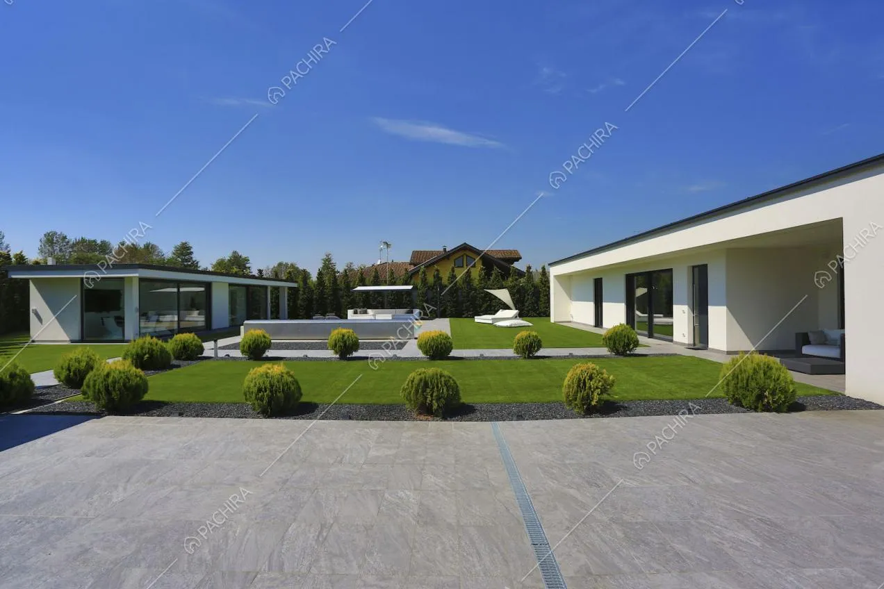 Ampio giardino con vista sulla dépendance, sulla piscina e sulla casa principale