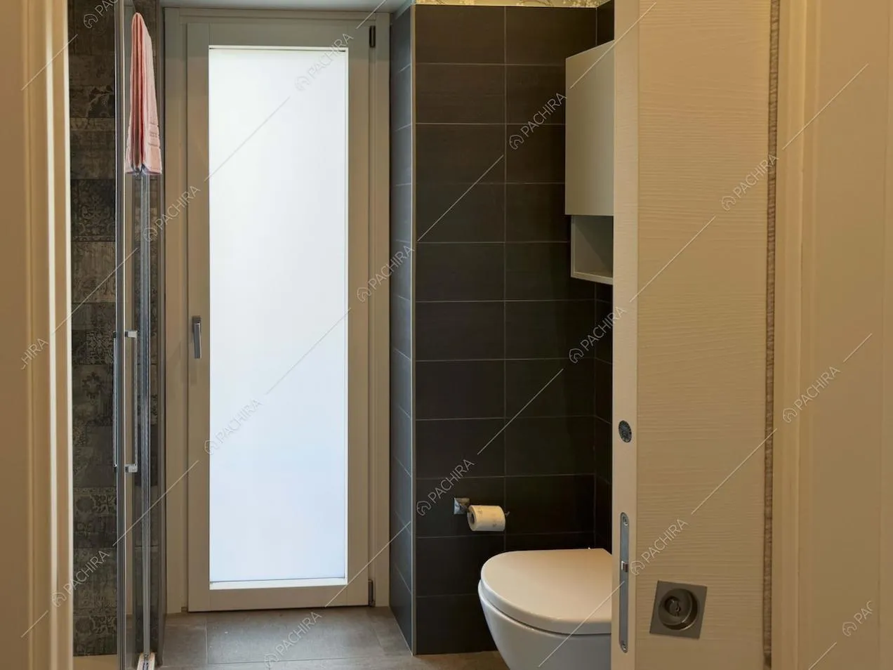 Bagno dell'appartamento Gesso, location in stile contemporaneo a Milano