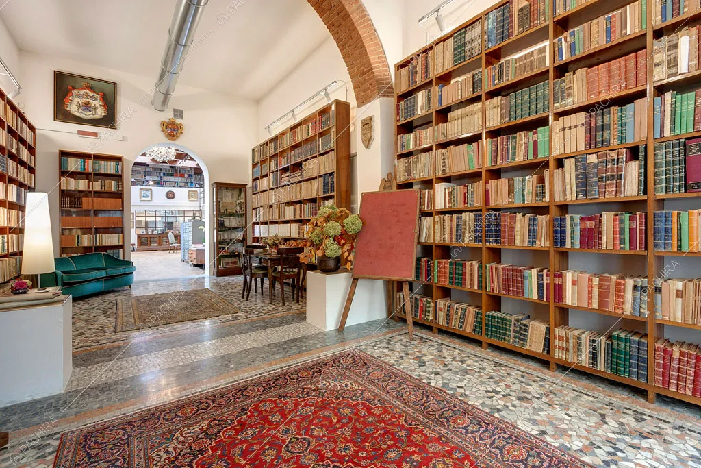 Arco a volta nella biblioteca dell'espositivo Agarico, location in stile contemporaneo a Firenze
