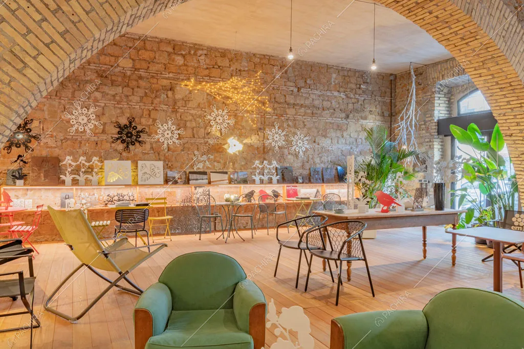 Vetrate nella sala dell'espositivo Couve, location in stile contemporaneo a Roma