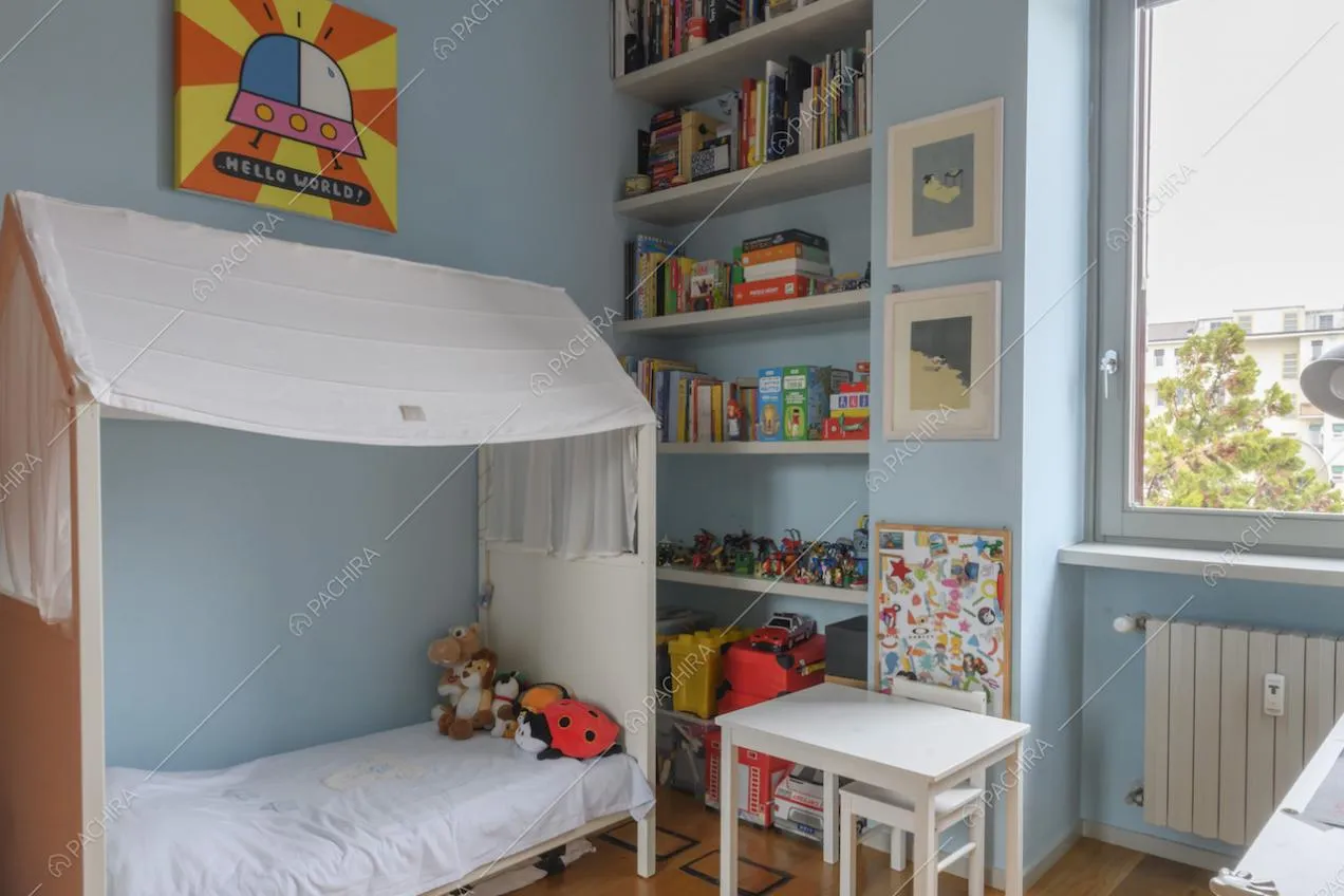 Camera da letto con libreria a muro e lettino a baldacchino