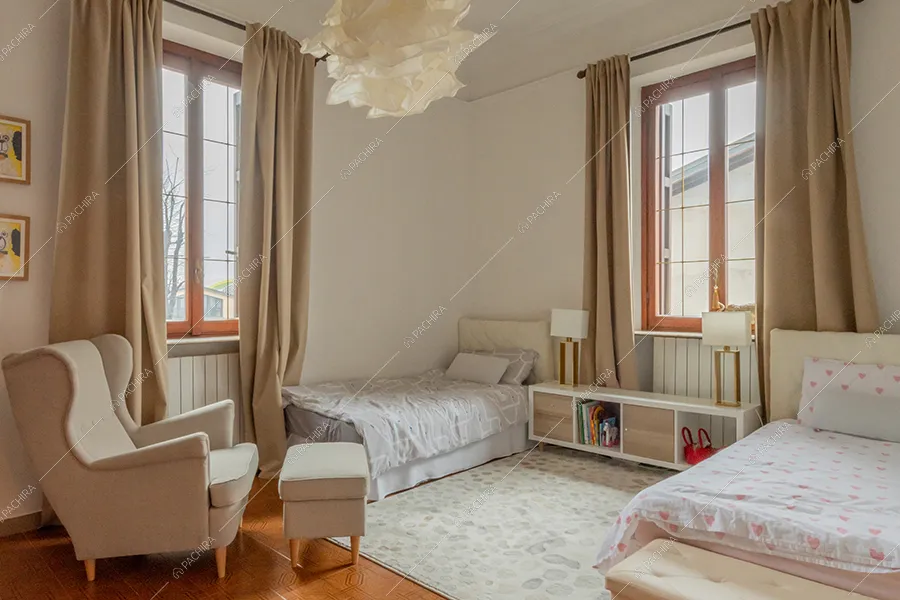 Camera da letto della villa Vinson, location in stile moderno a Milano