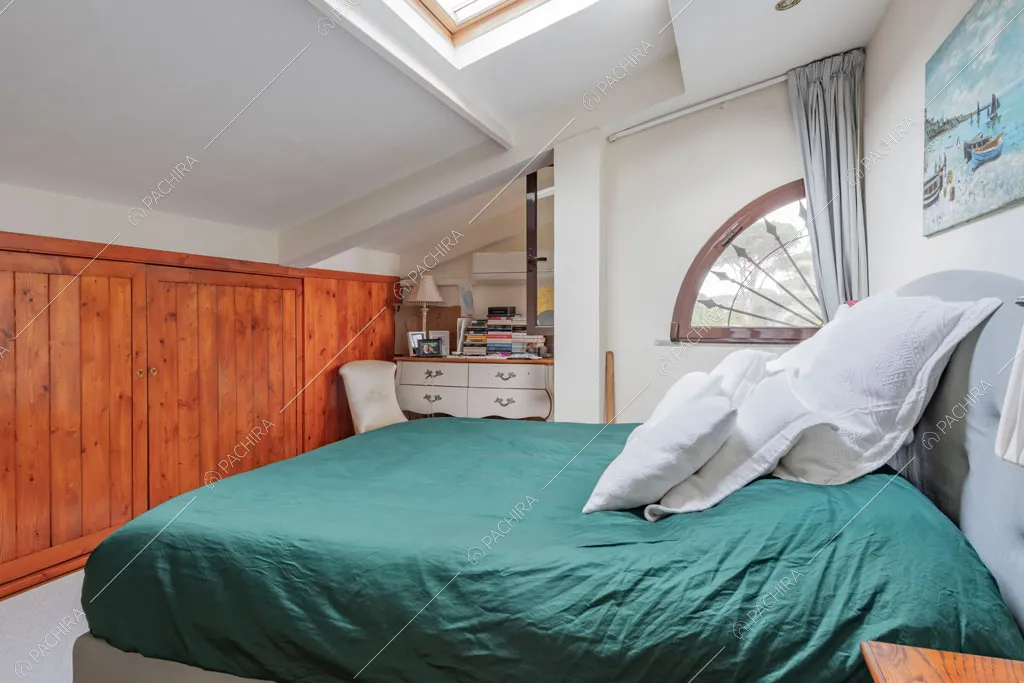 Camera da letto matrimoniale della villa Cren, location in stile moderno a Roma