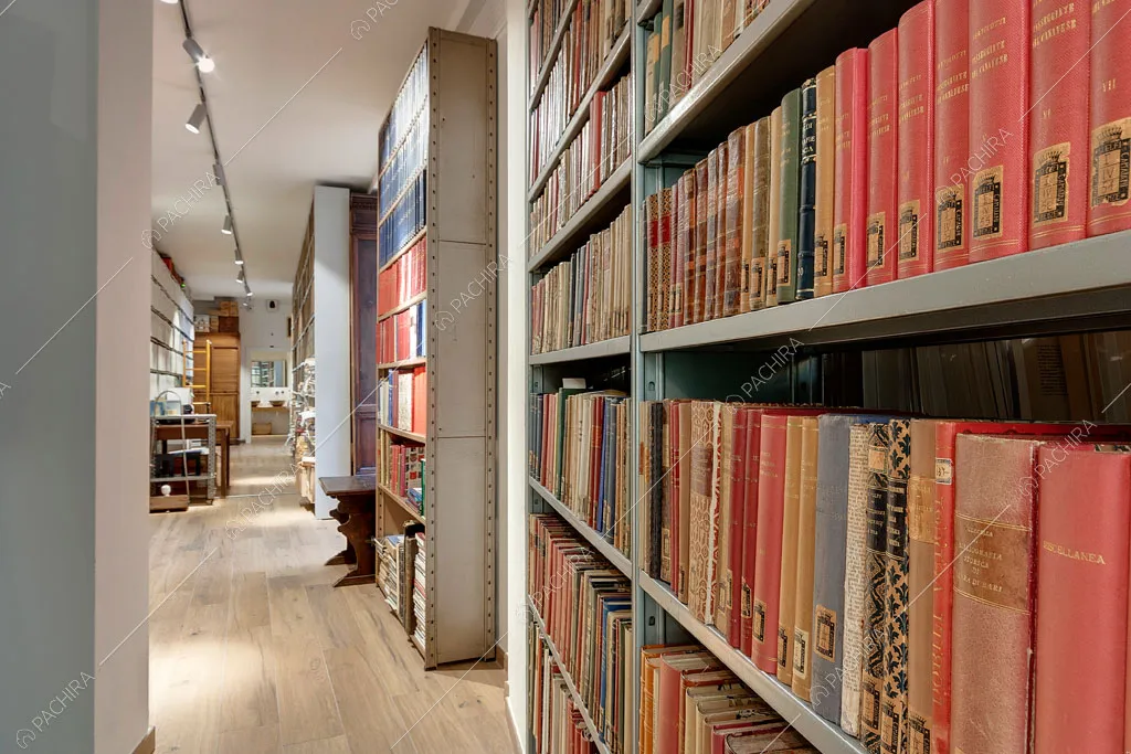 Antiche librerie nella sala dell'espositivo Agarico, location in stile contemporaneo a Firenze