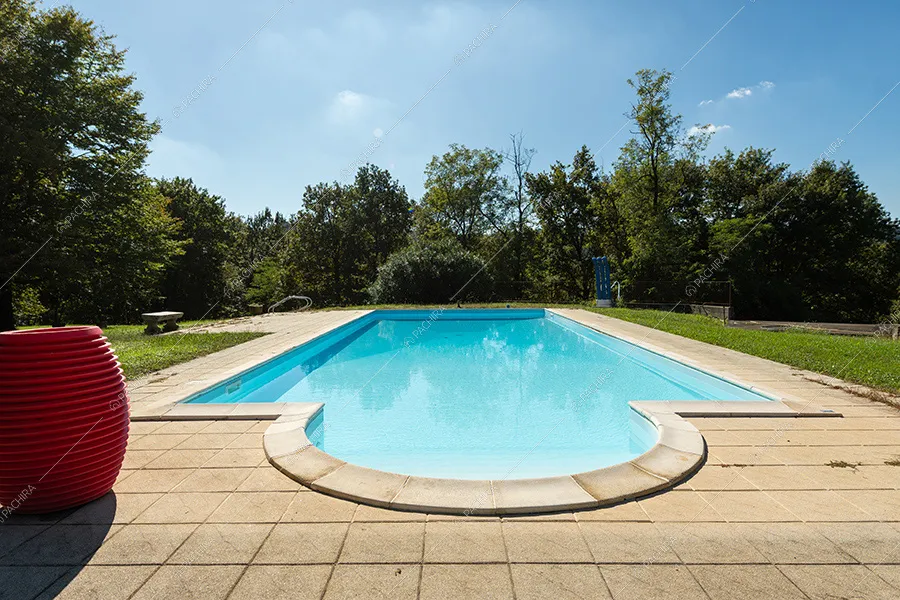Piscina della villa Rhone, location in stile rustico a Lecco