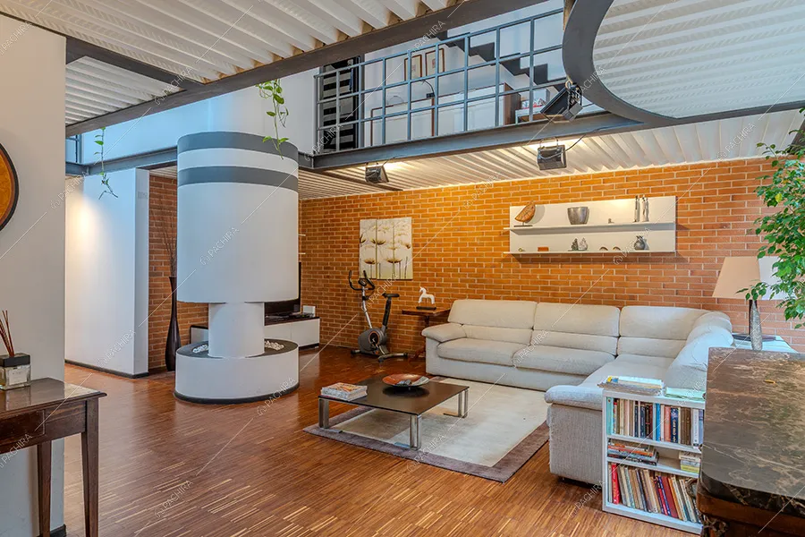 Zona living del loft Kiku, location in stile moderno a Milano