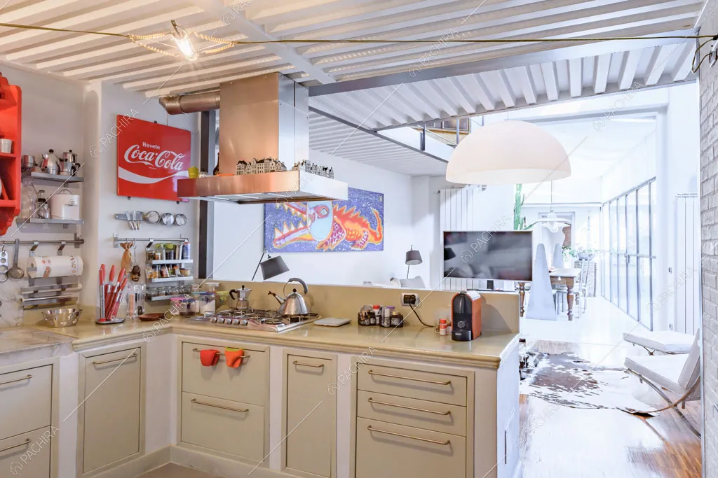 Cucina del loft Cascarilla, location in stile moderno a Milano