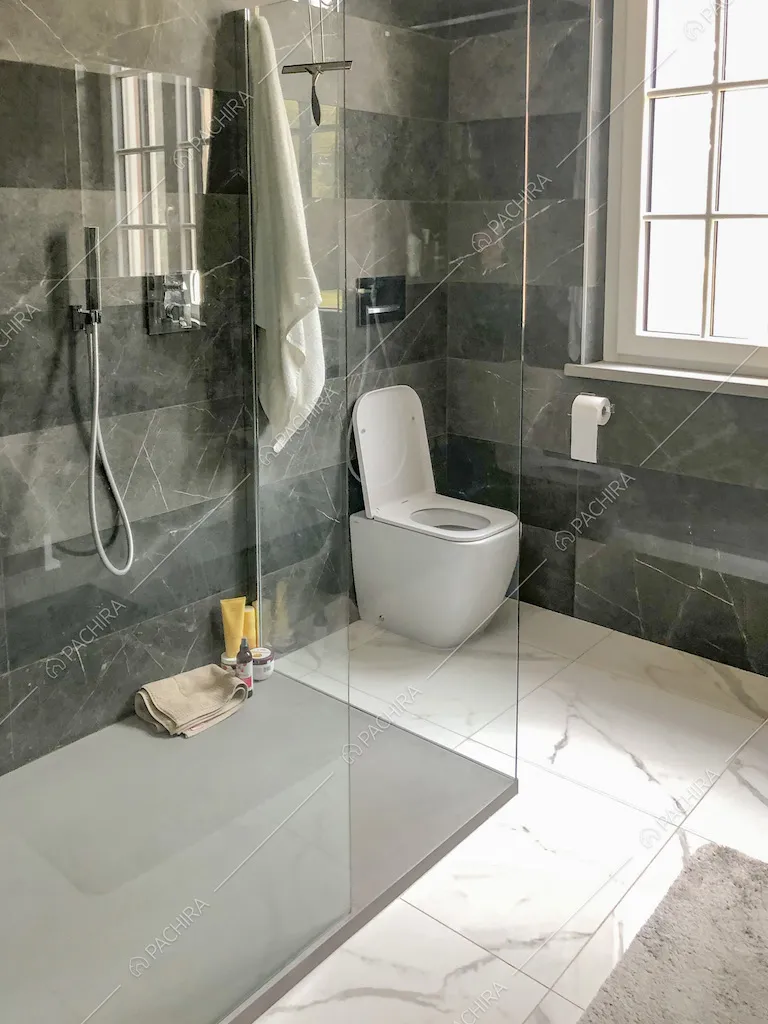 Pareti in marmo nero nel bagno e box doccia