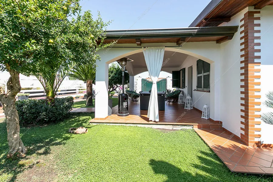 Veranda della villa Anortite, location in stile moderno a Roma