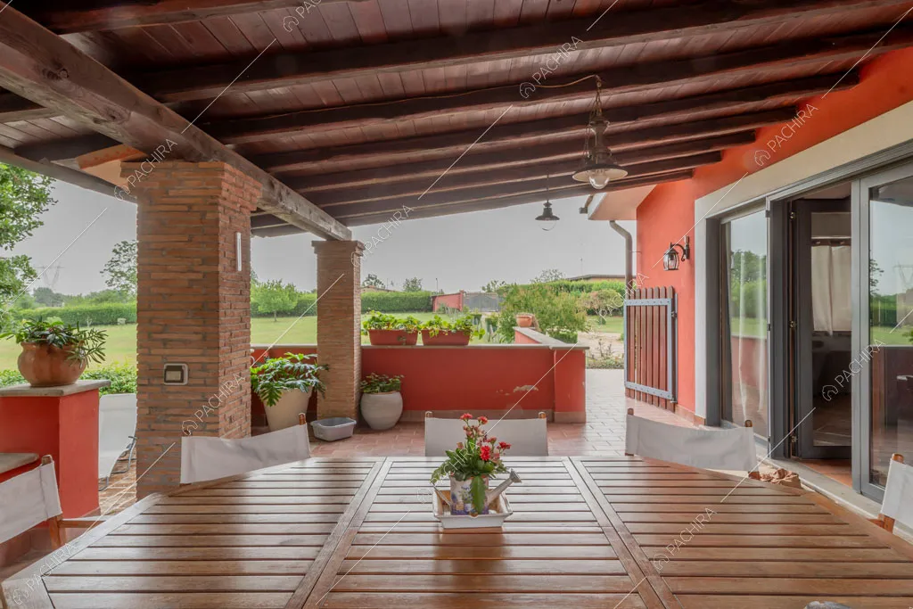 Veranda della villa Ematite, location in stile rustico a Roma