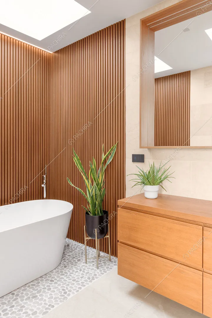 Bagno con mobile sospeso, pareti in legno, lucernario e vasca