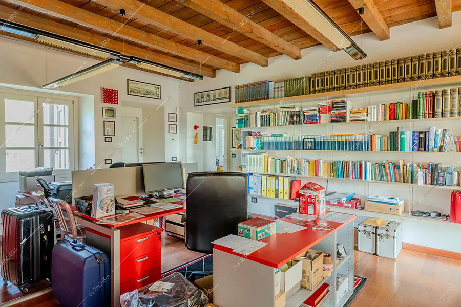 Ufficio della villa Quito, location in stile classico a Lecco