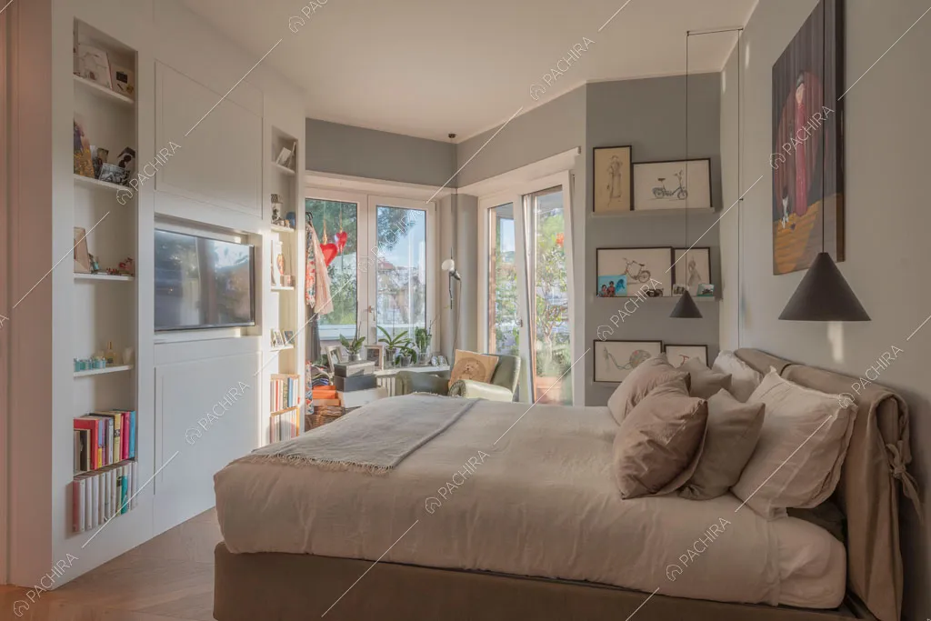 Camera da letto matrimoniale con vetrate dell'appartamento Molucche, location in stile contemporaneo a Roma