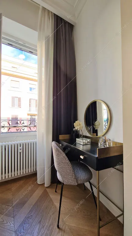 Camera con pavimento in parquet a spina dell'appartamento Barents, location in stile contemporaneo a Roma