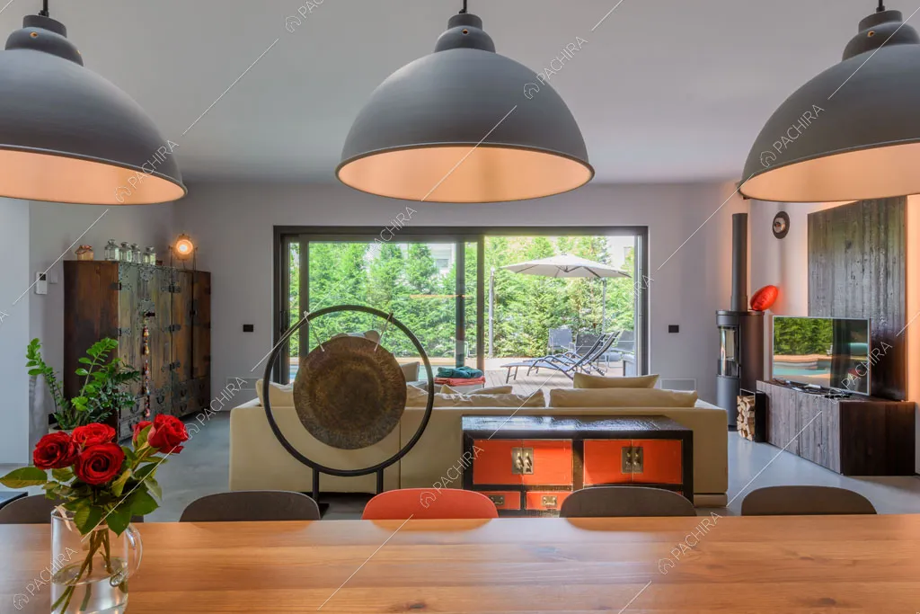 Vetrate nella zona living della villa Aral, location in stile contemporaneo a Monza