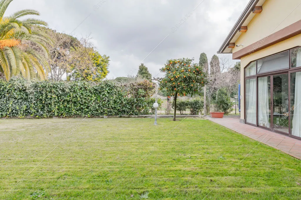 Curato giardino della villa Cren, location in stile moderno a Roma