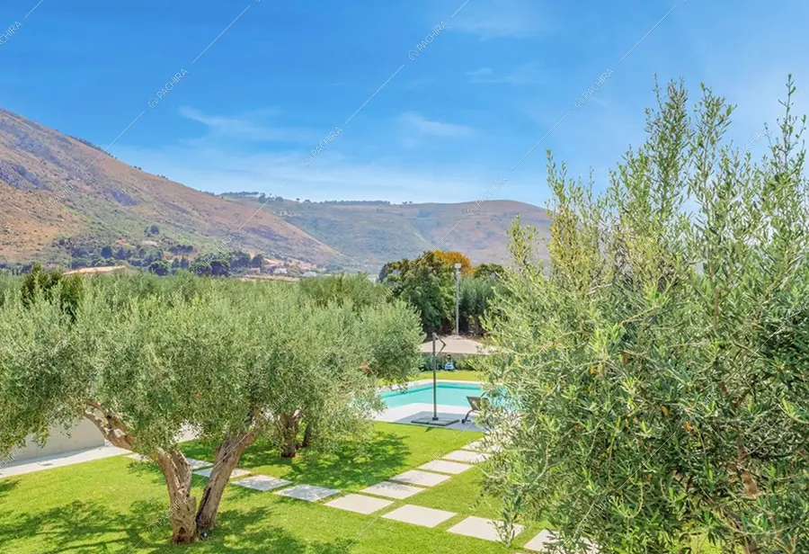 Giardino della villa Godavari, location in stile moderno a Trapani