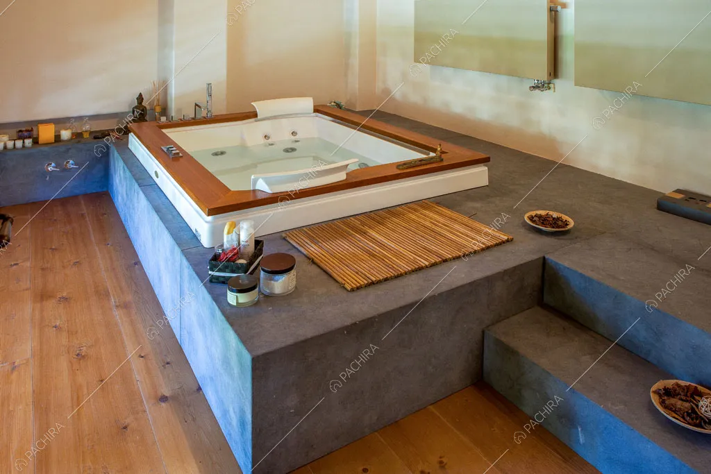 Vasca idromassaggio nella spa con pavimento in parquet