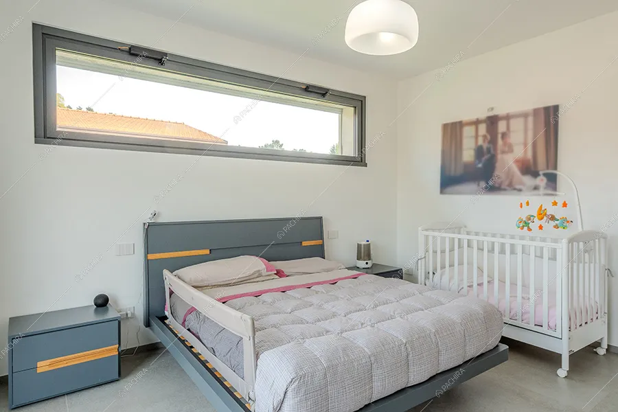 Camera da letto della villa moderna Adenia, location per shooting a Varese