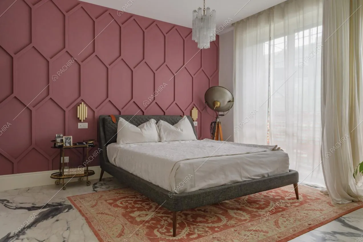 Camera da letto matrimoniale con pavimento in marmo e parete bordeaux con boiserie
