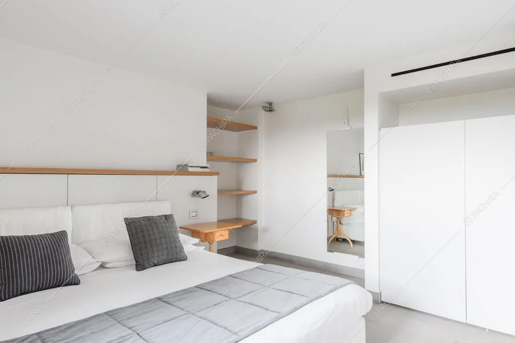 Camera da letto matrimoniale con pareti bianche della villa Roveja, location in stile contemporaneo a Como