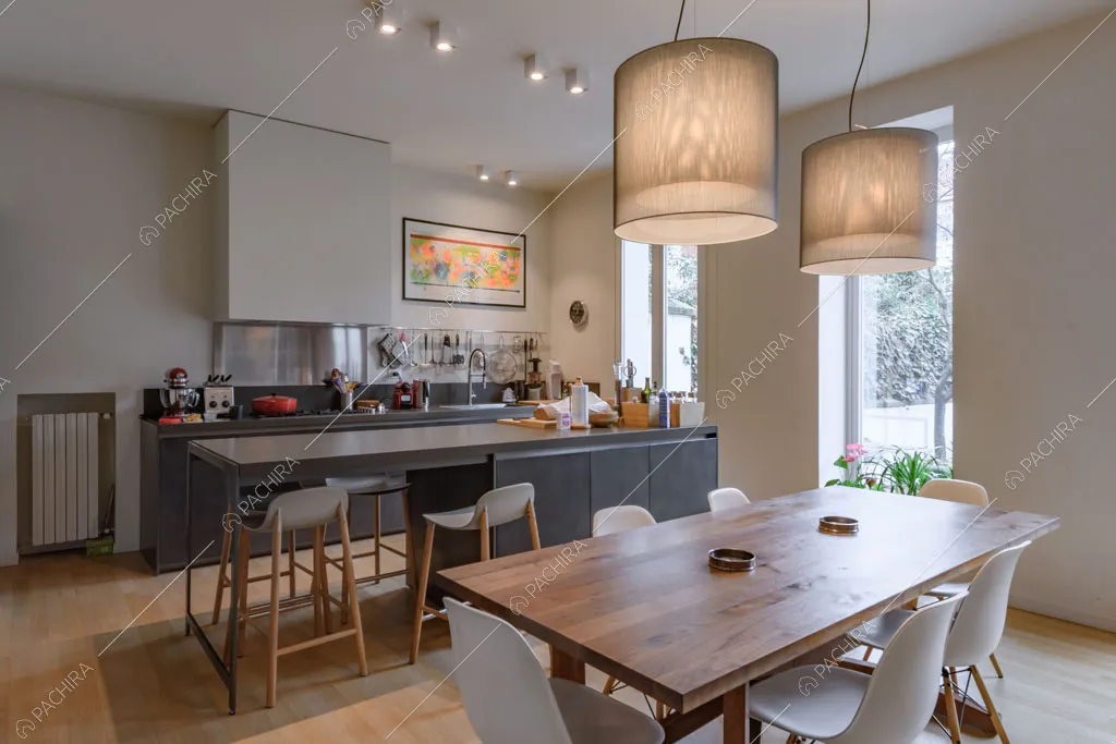 Cucina con isola della villa Kharan, location in stile contemporaneo a Milano